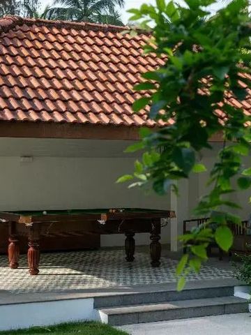 Ruhiger Pavillon mit Billardtisch im begrünten Außenbereich