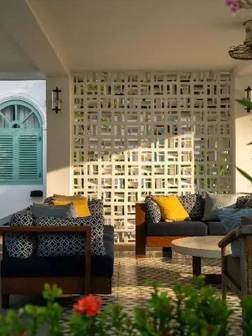 Elegante Lounge mit komfortablen Sofas neben einem stilvollen Mauerwerk