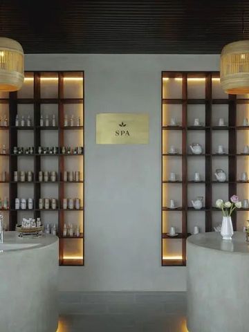 Eleganter Spa-Bereich mit modernen Leuchten und Regalen