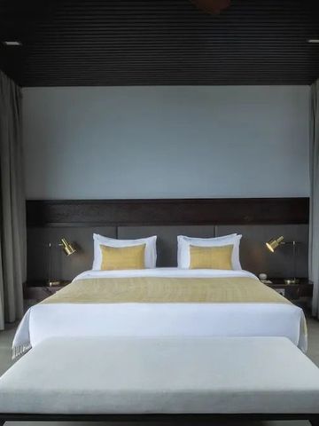 Luxuriöses Schlafzimmer mit hellem Bett und stilvoller Dekoration