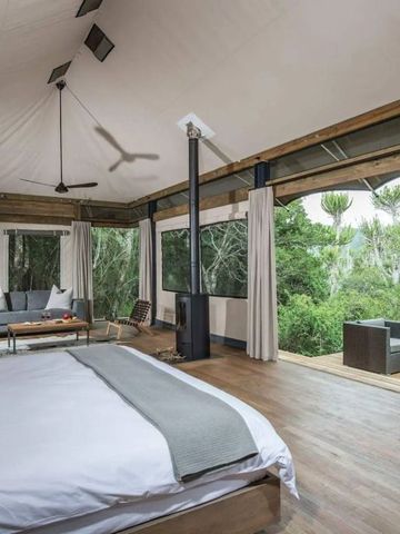 Geräumiges Schlafzimmer mit großem Fenster und natürlichem Licht