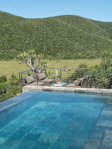 Infinity-Pool mit Blick auf die grünen Hügel des Naturschutzgebiets
