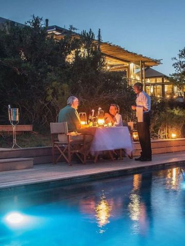 Abendessen bei Kerzenschein am Pool in eleganter Umgebung