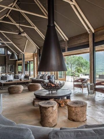 Elegante Lounge mit Kamin im Kariega Game Reserve Hotel mit Bergblick