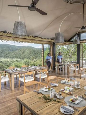 Restaurant mit offenen Wänden im Kariega Game Reserve und Ausblick auf die Landschaft