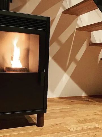 Gemütlicher Kamin in einer modernen Umgebung mit Holztreppe