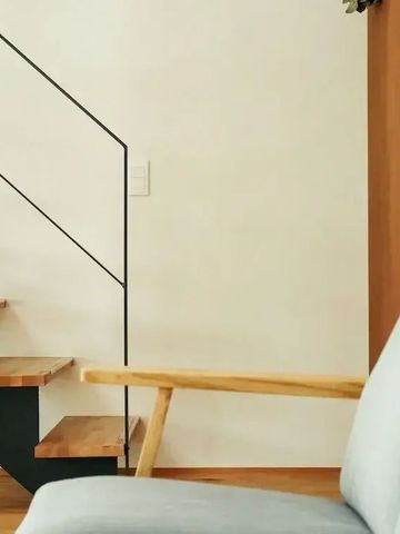 Modernes Design-Treppengeländer aus Holz und Metall, im gemütlichen Zimmer