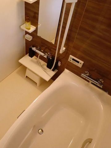 Luxuriöses Badezimmer mit freistehender Badewanne und modernen Armaturen