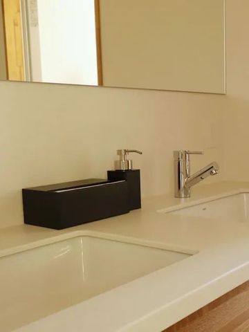 Doppelwaschplatz mit moderner Armatur im stilvollen Badezimmer