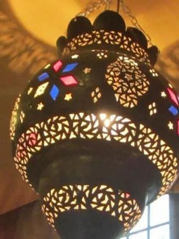 Arabische Lampe mit bunten Mosaiken an der Decke