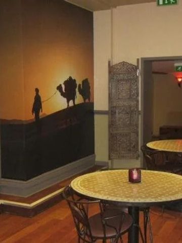 Restaurant mit Tischen und Wanddekoration im Abendlicht