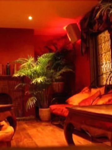 Gemütlicher Lounge-Bereich mit Kamin und exotischen Pflanzen