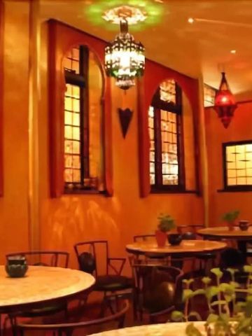 Stilvolles Restaurant mit orientalischem Flair und dekorativen Fenstern