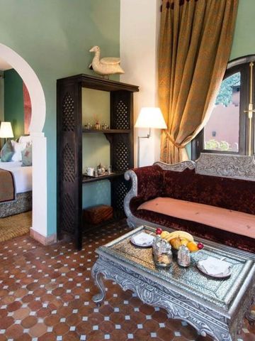 Wohnbereich mit dekorativem Sofa und Tisch in einem traditionell gestalteten Raum