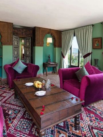 Wohnzimmer mit violetten Sofas und dekorativem Holztisch in einem farbenfrohen Raum