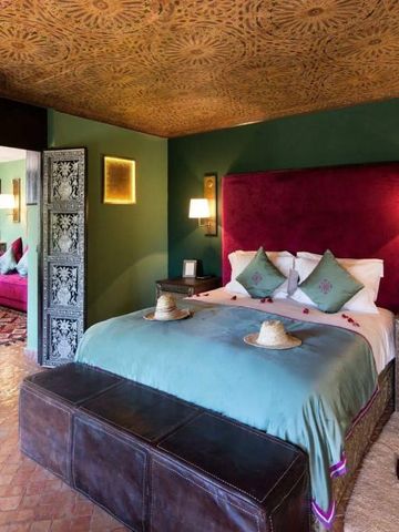 Elegantes Schlafzimmer mit orientalischem Design und luxuriöser Dekoration