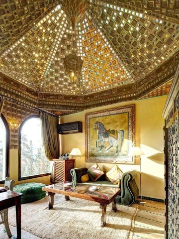 Wunderschön dekorierter Raum mit einzigartiger Decke und gemütlichen Sitzgelegenheiten