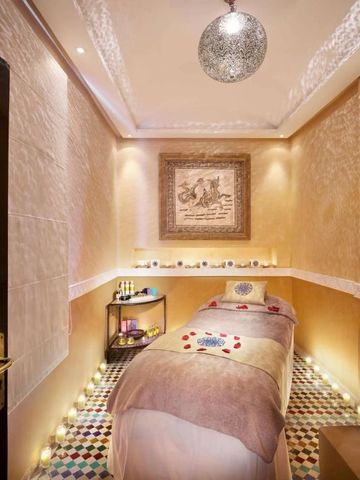 Wellnessraum mit entspannter Atmosphäre und harmonischer Beleuchtung