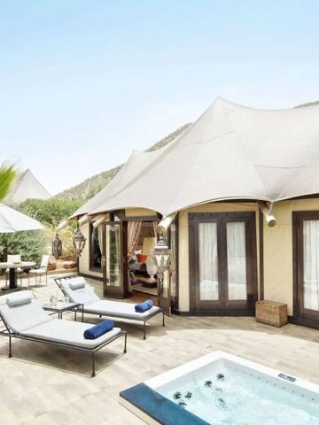 Luxuriöse Terrasse mit Plunge Pool und Liegestühlen in sonniger Umgebung