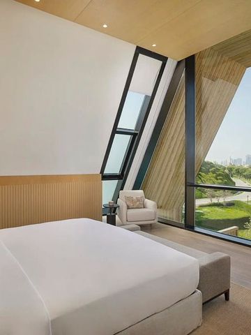 Helles Schlafzimmer mit Panoramafenstern und Gartenblick