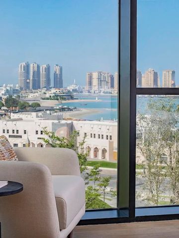 Panoramablick auf Doha und Bucht durch große Fenster eines luxuriösen Hotelzimmers.