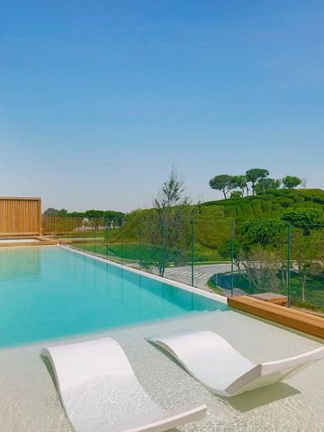 Infinity-Pool mit Überlaufkante und luxuriöser Entspannungsliege in grüner Umgebung.