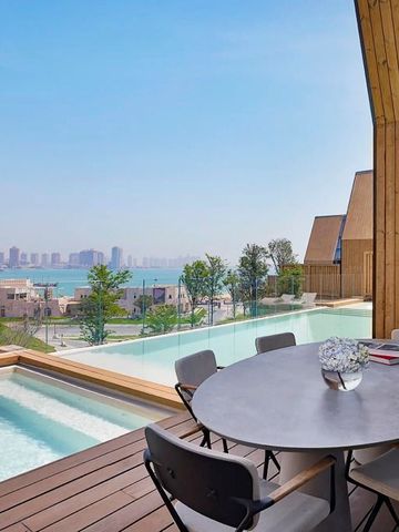 Terrasse mit Meerblick, modernem Sitzbereich und privatem Pool