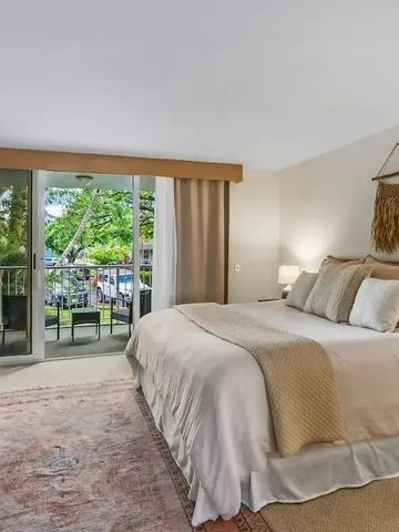 Hotelzimmer mit großem Bett und Balkon, helle und einladende Einrichtung.