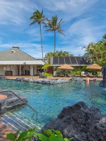 Tropischer Poolbereich mit Palmen und Strohdächern