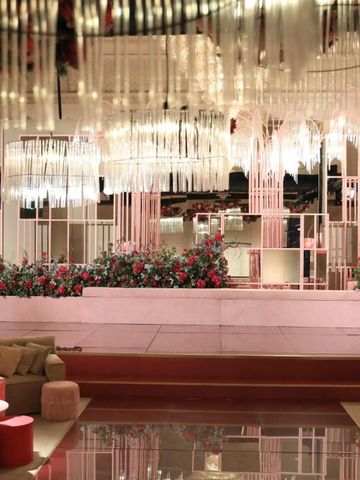 Elegante Hotellobby mit modernen Lichtinstallationen und Blumendekor