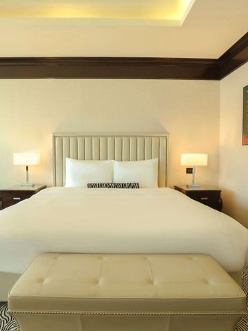 Luxuriöses Zimmer mit Kingsize-Bett und stilvollen Möbeln im Kempinski Al Othman