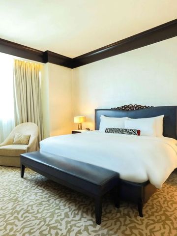 Geräumiges Zimmer mit Kingsize-Bett und klassischem Dekor im Kempinski Hotel