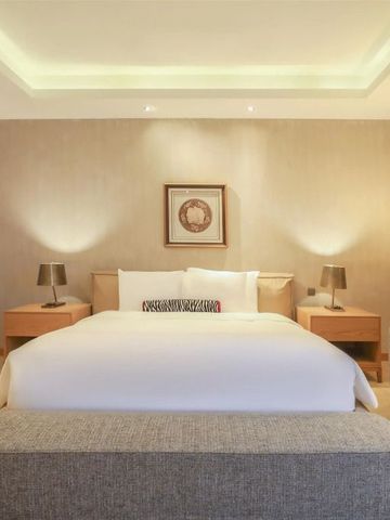 Gemütliches Hotelzimmer mit weichem Bett und eleganter Beleuchtung