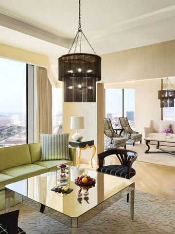 Helle Suite mit modernem Wohnbereich und großem Fenster