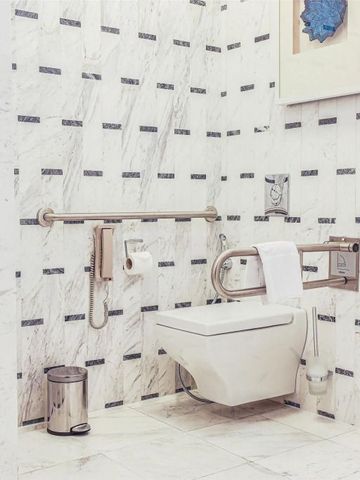 Luxuriöses Bad mit eleganten Marmorfliesen und stilvollem Design