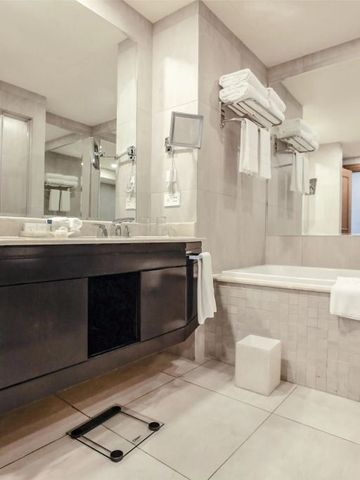 Geräumiges Badezimmer mit großer Badewanne und modernen Armaturen