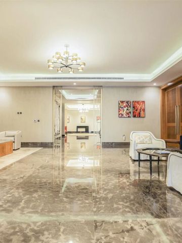 Elegantes Wohnzimmer in luxuriöser Suite mit modernen Möbeln und Kunstwerken.