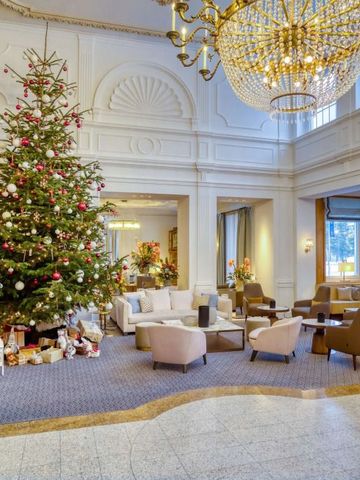 Elegante Hotel-Lobby mit großem Weihnachtsbaum und luxuriösen Sitzbereichen