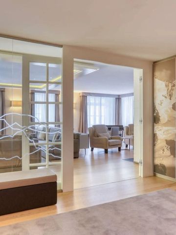 Eleganter Eingangsbereich in einer luxuriösen Suite mit moderner Dekoration