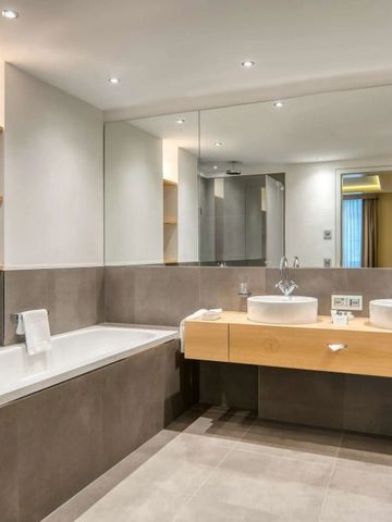 Geräumiges Badezimmer mit Badewanne und modernem Design