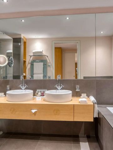 Modernes Badezimmer mit zwei Waschbecken und großer Spiegelwand