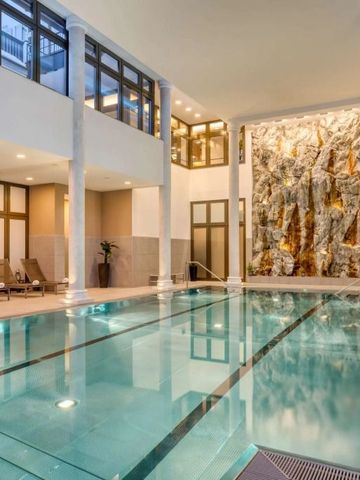 Luxuriöser Poolbereich mit beeindruckender Felswanddekoration