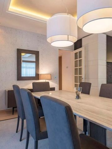 Eleganter Essbereich mit modernen Lampen und großem Tisch