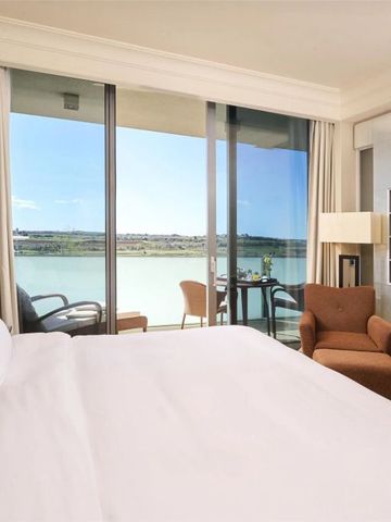 Hotelzimmer mit Balkon und Blick auf das Meer und die Landschaft
