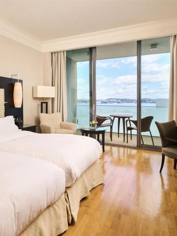 Elegantes Hotelzimmer mit Meerblick und Balkon im Kempinski Hotel Adriatic