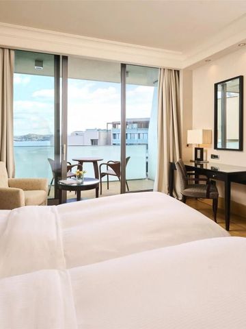 Modernes Hotelzimmer mit Balkon und Blick auf das Meer im Kempinski Hotel Adriatic