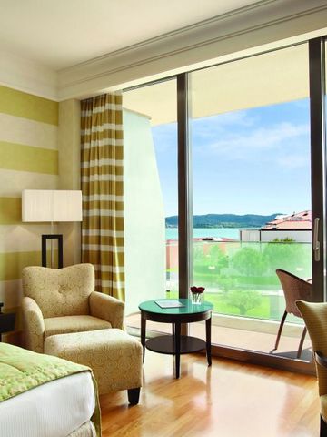 Hotelzimmer mit Balkon und Blick in den Garten des Kempinski Hotel Adriatic