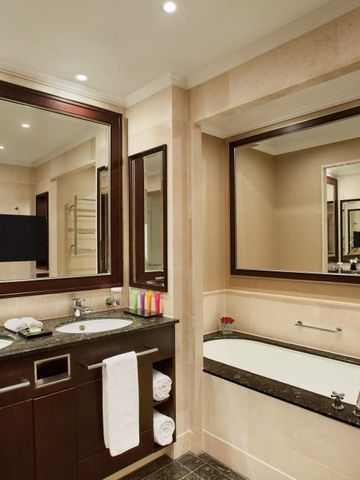 Luxuriöses Badezimmer mit großer Badewanne im Kempinski Hotel Adriatic