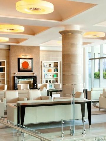 Moderne Hotel-Lobby mit eleganten Sitzmöglichkeiten und stilvollem Interieur