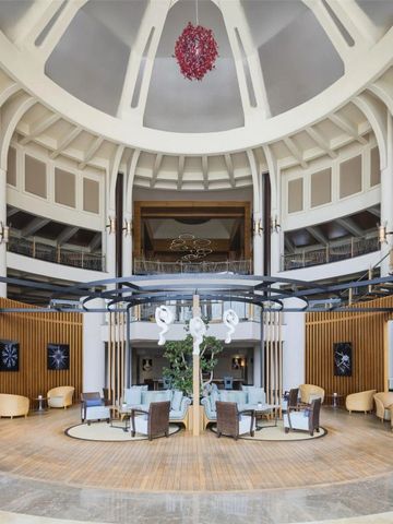Großzügige, elegante Hotel-Lobby mit Kuppeldecke und stilvoller Einrichtung